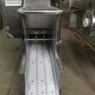 Automatische Maschine für Fleischmahlen Automatische Maschine für das Mahlen von Hühnerstücken