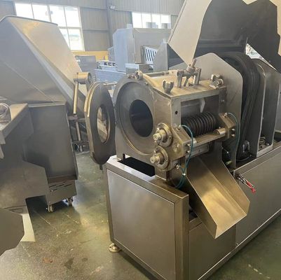 Automatische Maschine für das Schneiden von gefrorenen Fleischstreifen
