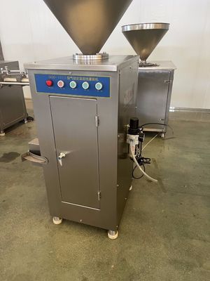 Einfache Wartung Würstchenverpackungsmaschine mit 60L Hopper Volumen Funktion Würstchen